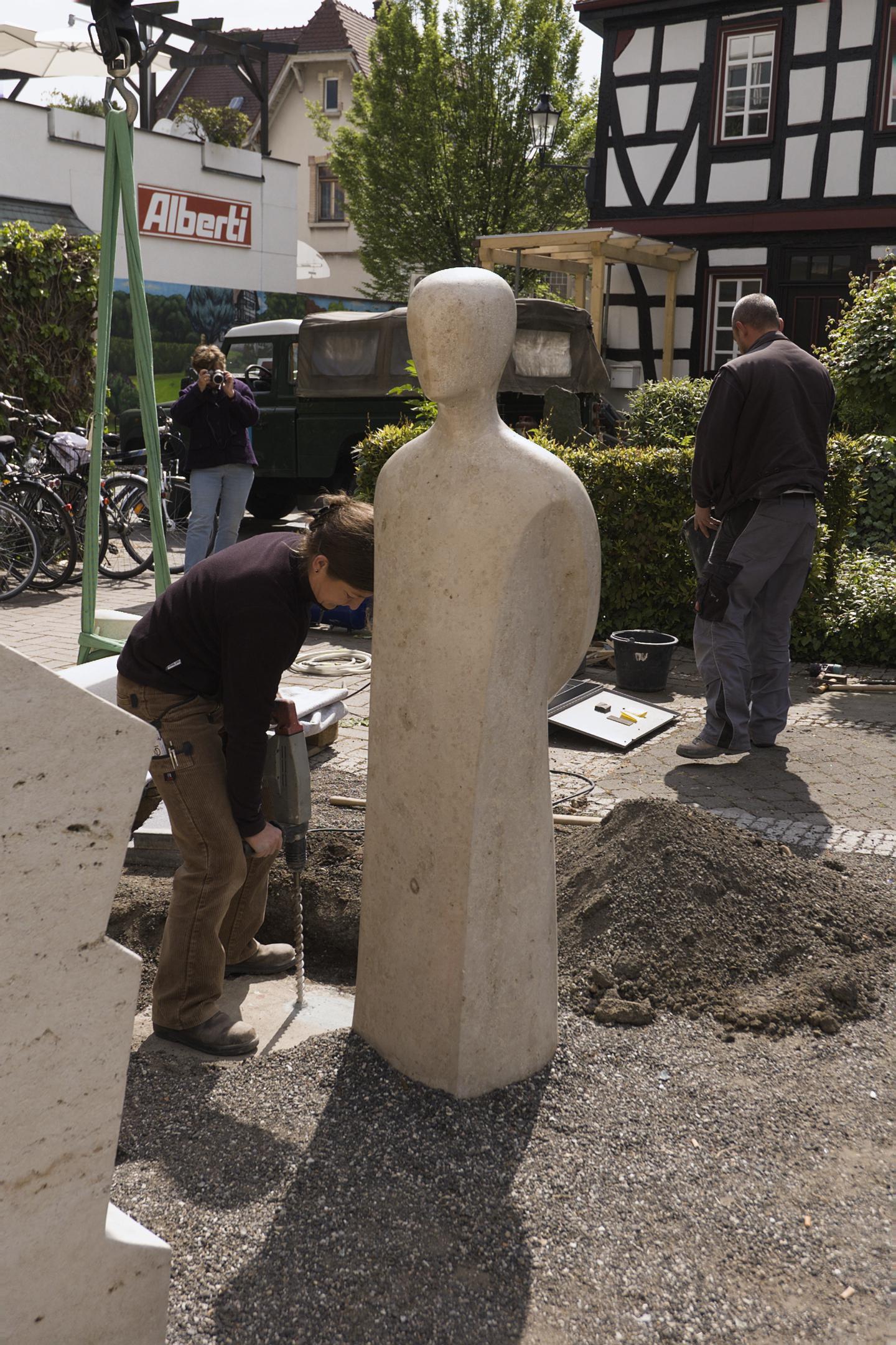 Opferdenkmal Oberursel, Aufstellung der dritten Figur